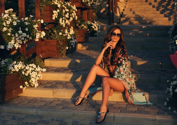 Mooie vrouw met donkere lange haren in het pak en sunglas zwemmen — Stockfoto