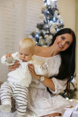 1 yaşındaki bebek yakışıklı ve güzel annesi yeni poz 