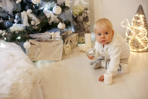 Yeni yıl Aralık içinde poz şirin 1 yaşındaki bebek çocuk rahat giysiler içinde — Stok fotoğraf