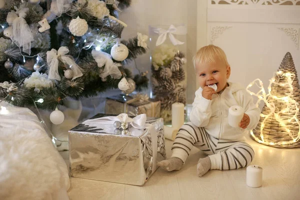 Schattige 1 jaar oude babyjongen in gezellige kleren, poseren in Nieuwjaar dec — Stockfoto