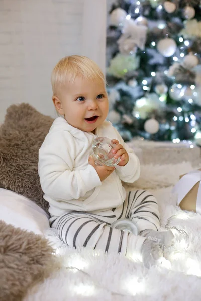 Schattige 1 jaar oude babyjongen in gezellige kleren, poseren in Nieuwjaar dec — Stockfoto