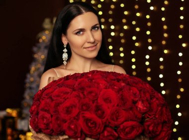 lüks elbise ile büyük poz koyu saçlı güzel kadın