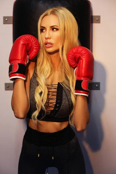 Сексуальна жінка з світлим волоссям у спортивному одязі тренування в спортзалі — стокове фото