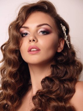 Siyah saçlı ve akşam makyaj ile güzel kız portresi