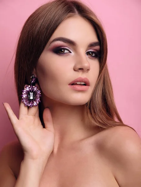 Portrait of beautiful girl with dark hair and evening makeup — Stock Photo, Image