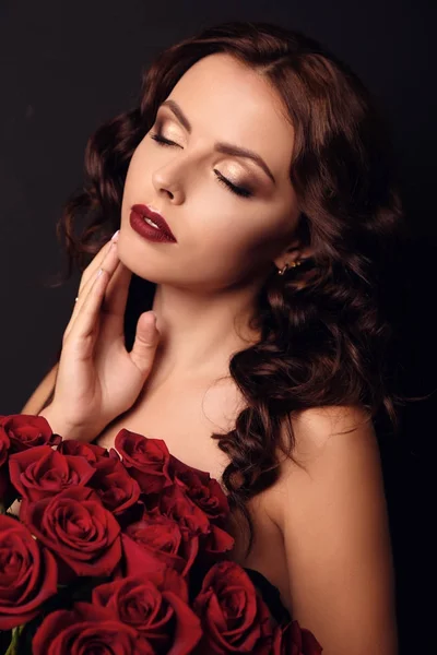 Retrato de menina bonita com cabelo escuro e maquiagem à noite — Fotografia de Stock