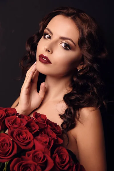 Portrait of beautiful girl with dark hair and evening makeup — Stock Photo, Image