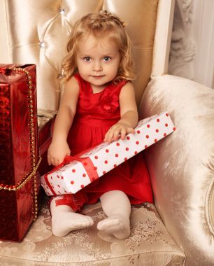 Noel ağacı ile yakın poz sarışın kıvırcık saçlı küçük kız