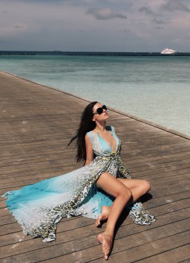 kadın şık plaj rahatlatıcı giysileri Maldivler Adası