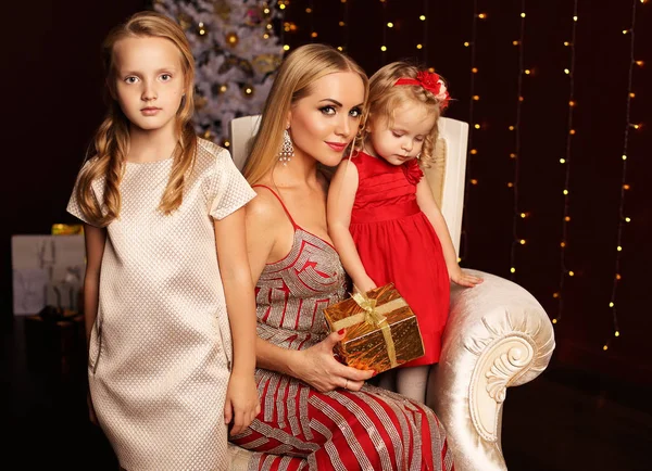 아름 다운 어머니와 딸이 집에서 크리스마스 트리 근처 포즈 — 스톡 사진
