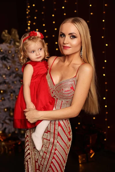 Bela mãe e filha posando perto da árvore de Natal em casa — Fotografia de Stock