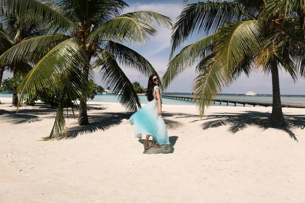 Kadın şık plaj rahatlatıcı giysileri Maldivler Adası — Stok fotoğraf