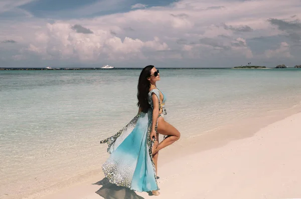 Жінка в елегантний Пляжний одяг розслабляючий на острові Мальдіви — стокове фото