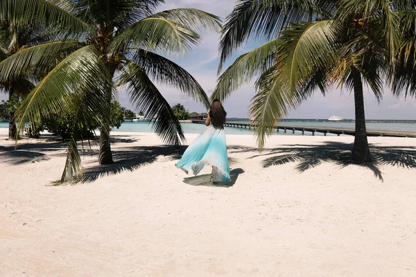 Kadın şık plaj rahatlatıcı giysileri Maldivler Adası — Stok fotoğraf
