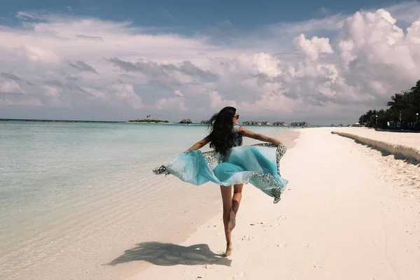 马尔代夫岛上优雅沙滩服装的女性 — 图库照片