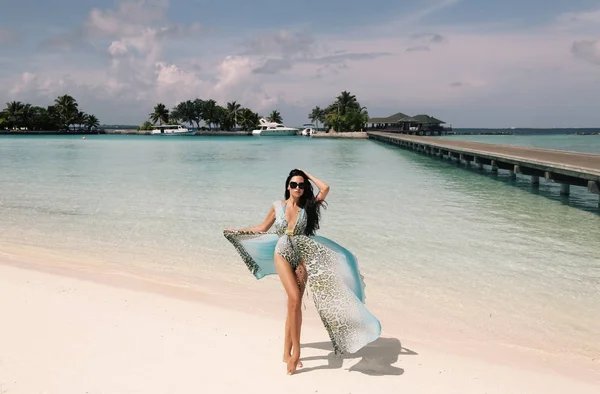 Жінка в елегантний Пляжний одяг розслабляючий на острові Мальдіви — стокове фото