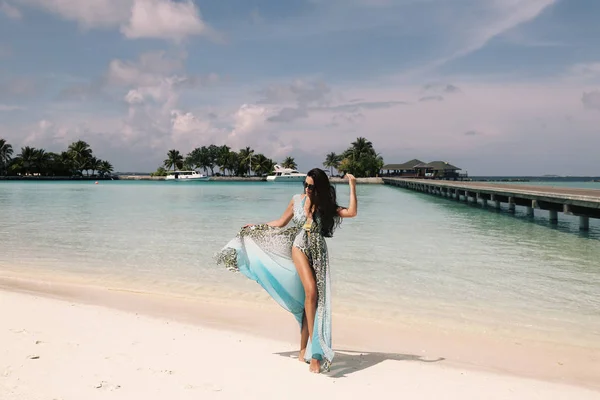 Woman in elegant beach clothes relaxing on Maldives island — Stock Photo, Image