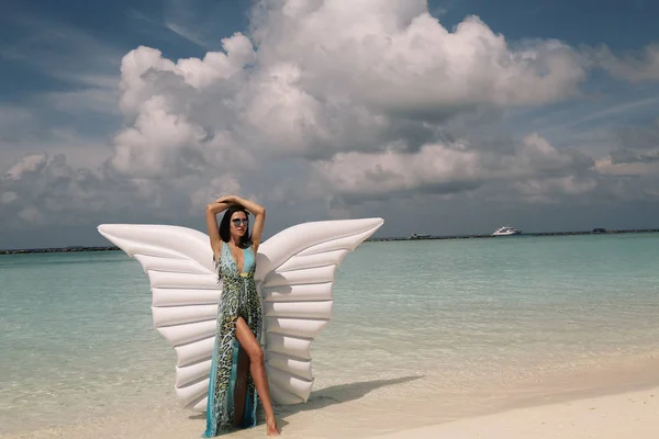 Mujer en ropa de playa elegante relajante en la isla de Maldivas —  Fotos de Stock