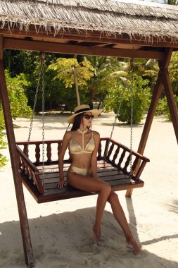 lüks Yüzme elbiseli koyu saçlı seksi kadın 