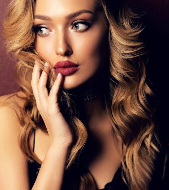 sarışın kıvırcık saçlı ve akşam makyaj güzel kız