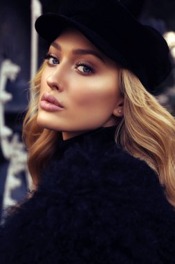 sarışın kıvırcık saçlı ve akşam makyaj güzel kız