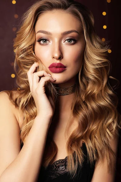 Schöne Mädchen mit blonden lockigen Haaren und Abend-Make-up — Stockfoto