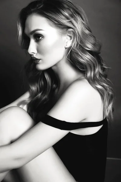 Mooi meisje met blond krullend haar en avond make-up — Stockfoto