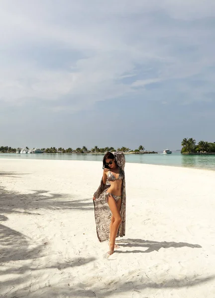 Sexy donna dai capelli scuri in elegante bikini rilassante sulle Maldive — Foto Stock