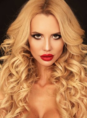 sarışın kıvırcık saçlı ve parlak makyaj poz ben güzel kadın