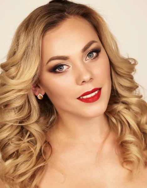 sarışın kıvırcık saçlı ve parlak makyaj poz ben güzel kadın