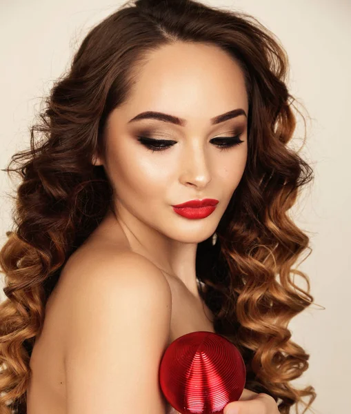 Beautiful woman with dark curly hair and bright makeup posing in — Stock Photo, Image