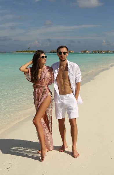 Love story photo of beautiful couple relaxing in Maldives island — Stock Photo, Image