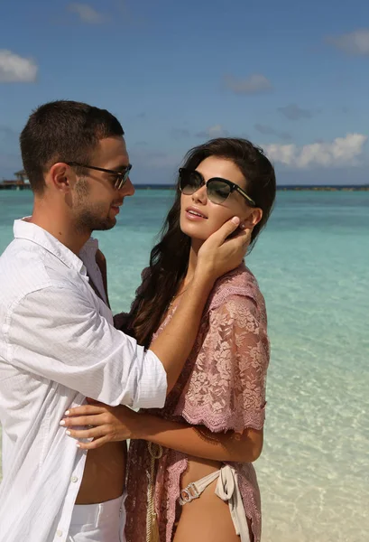 Love story photo of beautiful couple relaxing in Maldives island — Stock Photo, Image