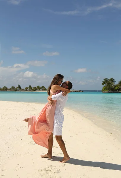 Storia d'amore foto di una bella coppia che si rilassa nell'isola delle Maldive — Foto Stock