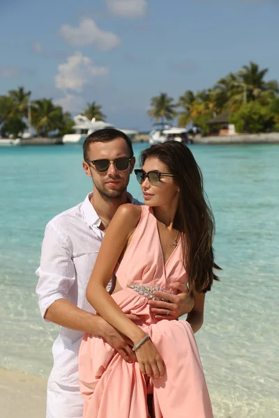 Love story photo of beautiful couple relaxing in Maldives island — Stock Photo, Image