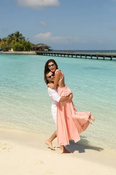 História de amor foto de belo casal relaxante na ilha de Maldivas — Fotografia de Stock