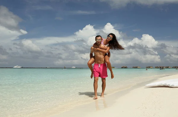 Storia d'amore foto di una bella coppia che si rilassa nell'isola delle Maldive — Foto Stock