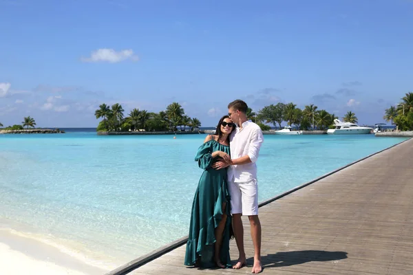 Love story photo of beautiful couple relaxing in Maldives islan — Stock Photo, Image