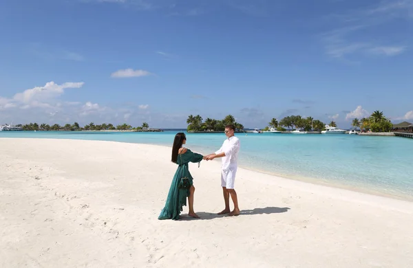 モルディブの島でリラックスした美しいカップルの愛話写真 — ストック写真