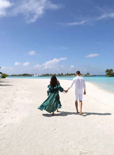 Love story photo of beautiful couple relaxing in Maldives islan — Stock Photo, Image