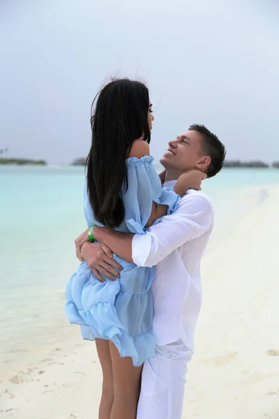 Love story photo of beautiful couple relaxing in Maldives islan — Stock Photo, Image