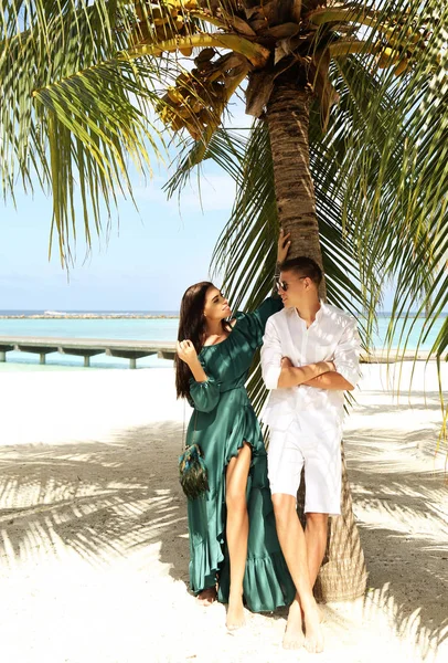 Storia d'amore foto di bella coppia rilassante alle Maldive islan — Foto Stock