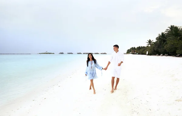 Storia d'amore foto di bella coppia rilassante alle Maldive islan — Foto Stock
