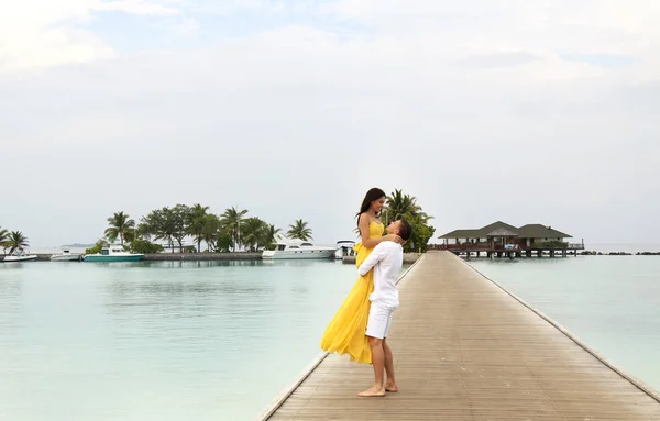 Love story photo of beautiful couple relaxing in Maldives islan — Stock Photo, Image