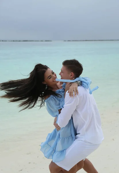 Historia de amor foto de una hermosa pareja relajándose en Maldivas islan —  Fotos de Stock