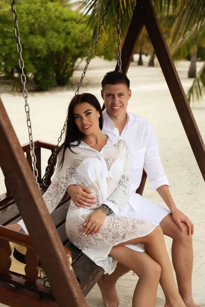 Love story photo of beautiful couple relaxing in Maldives islan — Stock Photo, Image