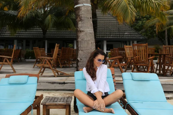 Beautiful woman  in elegant swimsuit relaxing on Maldives island — Stock Photo, Image