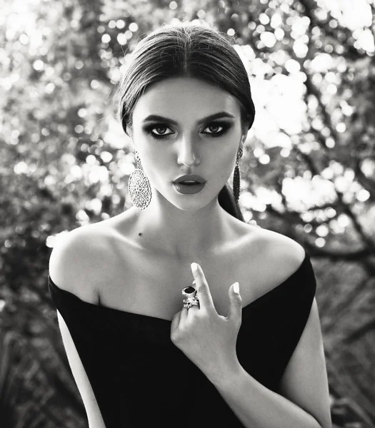 Beautiful girl with dark hair in elegant clothes walking on the — Stock Photo, Image