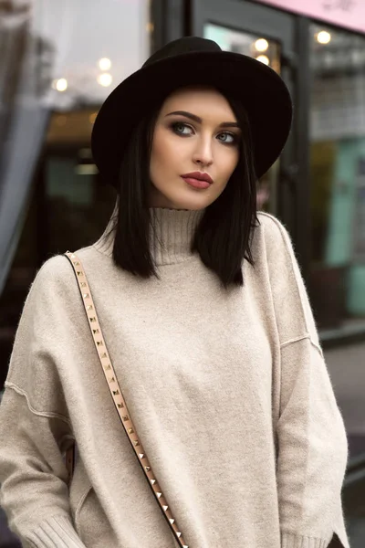 Hermosa chica con el pelo oscuro en ropa elegante caminando por la —  Fotos de Stock