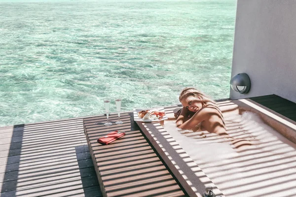 Sexy vrouw ontspannen in luxe jacuzzi in de buitenlucht met schuim — Stockfoto